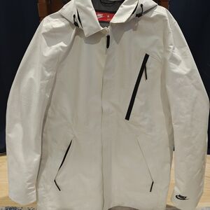 Men's Nike Tech Pack Reflective Waterproof Rain Jacket – White – Medium